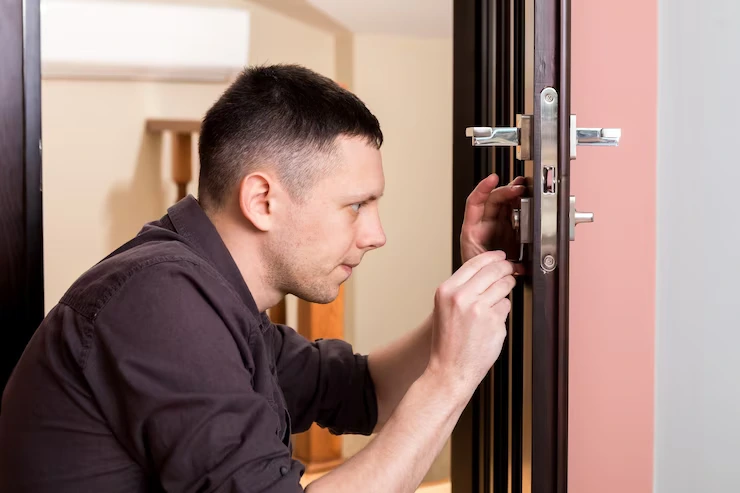 reparasjon av et dørhåndtak av en pålitelig låsesmed