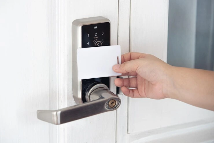 sikkerhetssystem for døråpning ved skanning av id-kort i dørskap